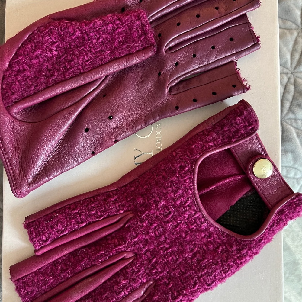 CHANEL fingerless tweed gloves